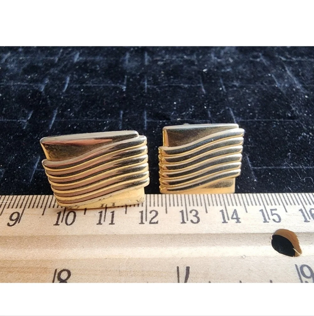 Vintage Cufflink Set Gold Tone Side Wave  Used